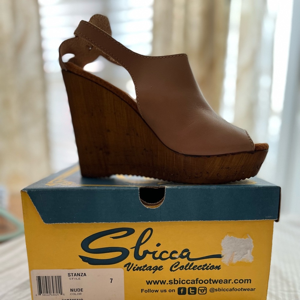 NEW in box! Sbicca size 7 wedges.